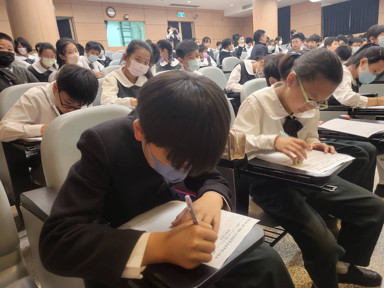 參與學生皆認真聆聽勤作筆記