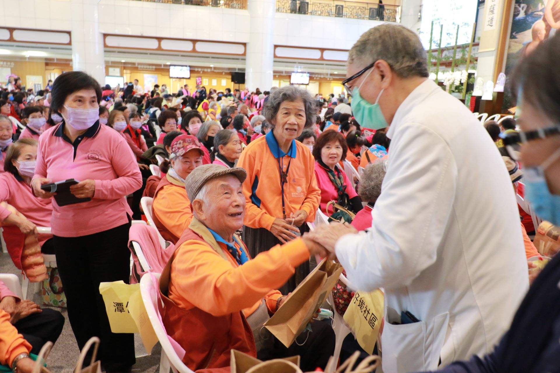 86歲的梁爺爺（中）在潭仔墘社區文化協會當志工，從服務他人之中得到快樂，是他長壽的祕訣。