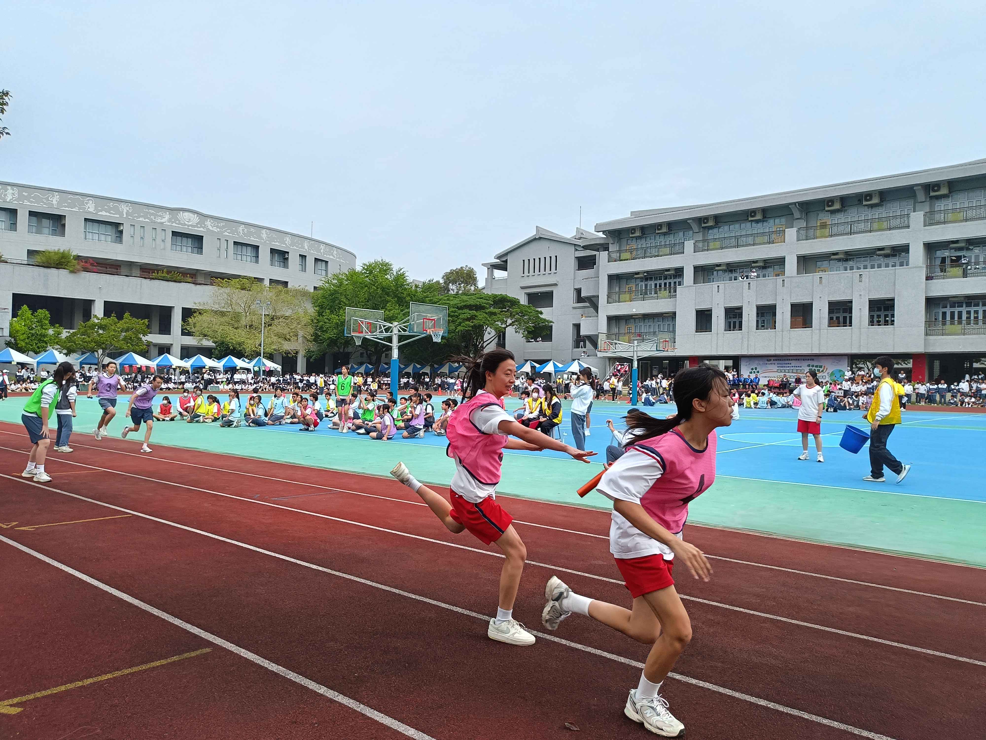 中山國中同學奮力向前衝。
