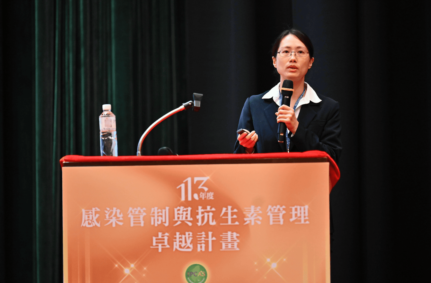 感管室主任黃妙慧醫師分享感染管制與抗生素管理卓越計畫東部主責醫院執行成效。