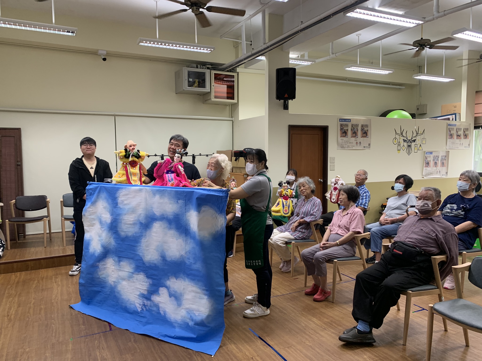 講到部分台詞，阿公阿嬤都笑不攏嘴