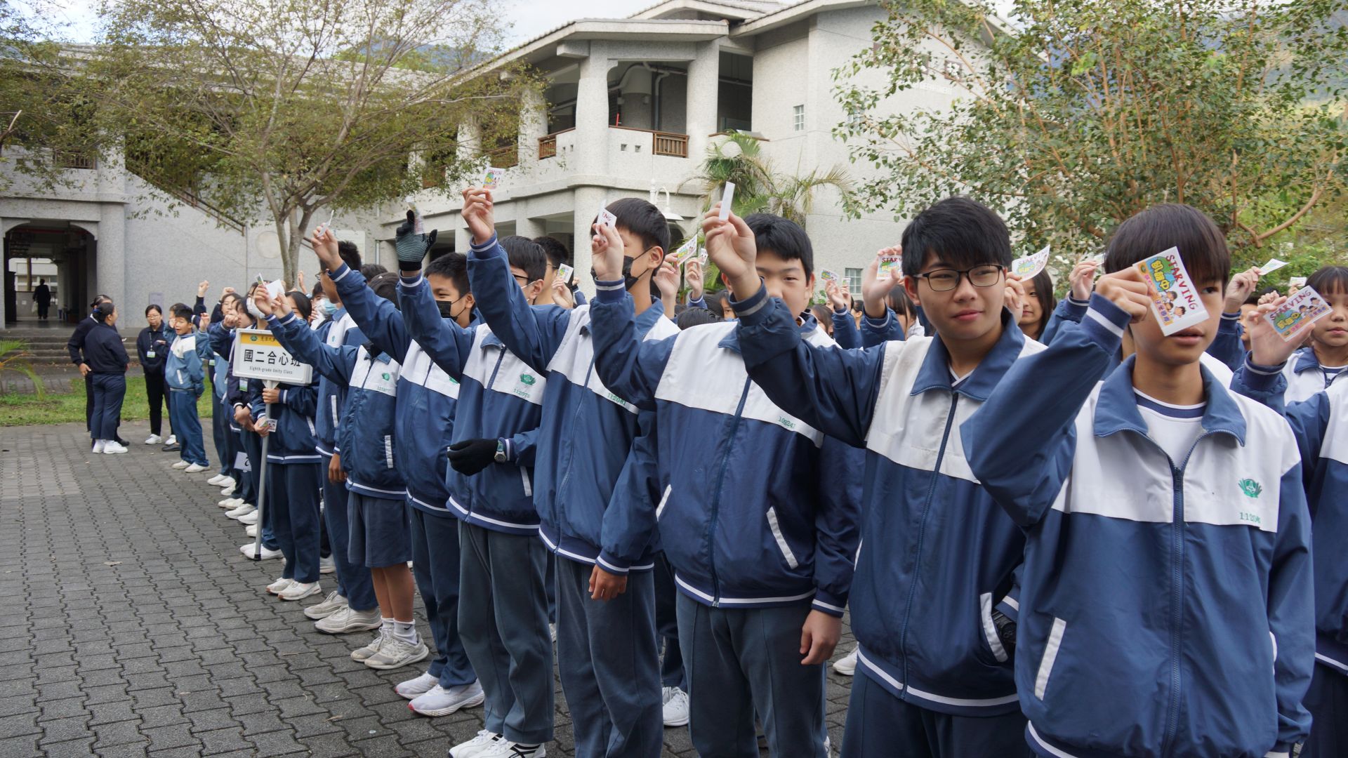 中學部哥哥姐姐一同為飢餓體驗大聲高喊我願意