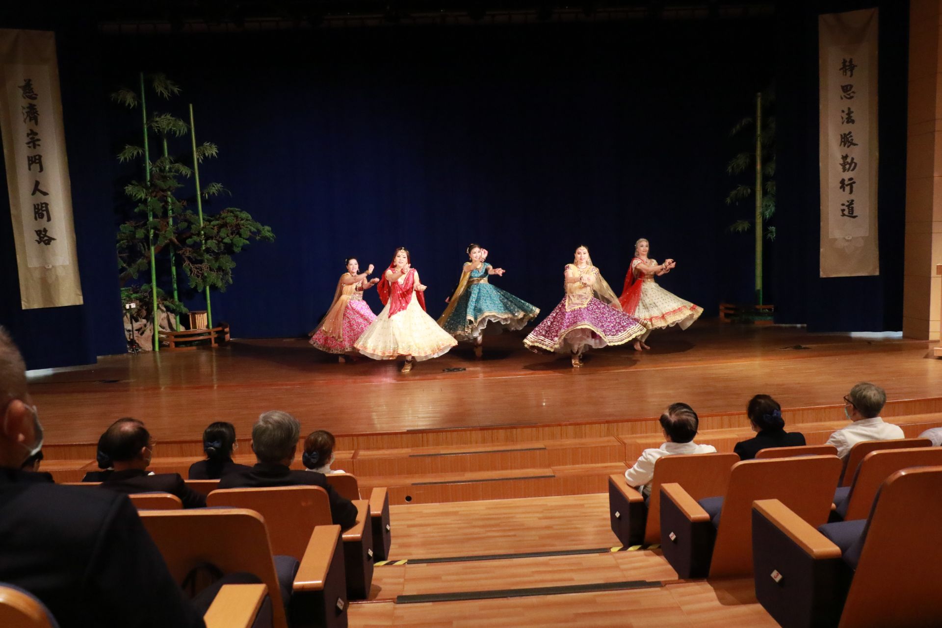 乳癌病友慈姝印度寶萊塢舞團表演，帶動活動氣氛。