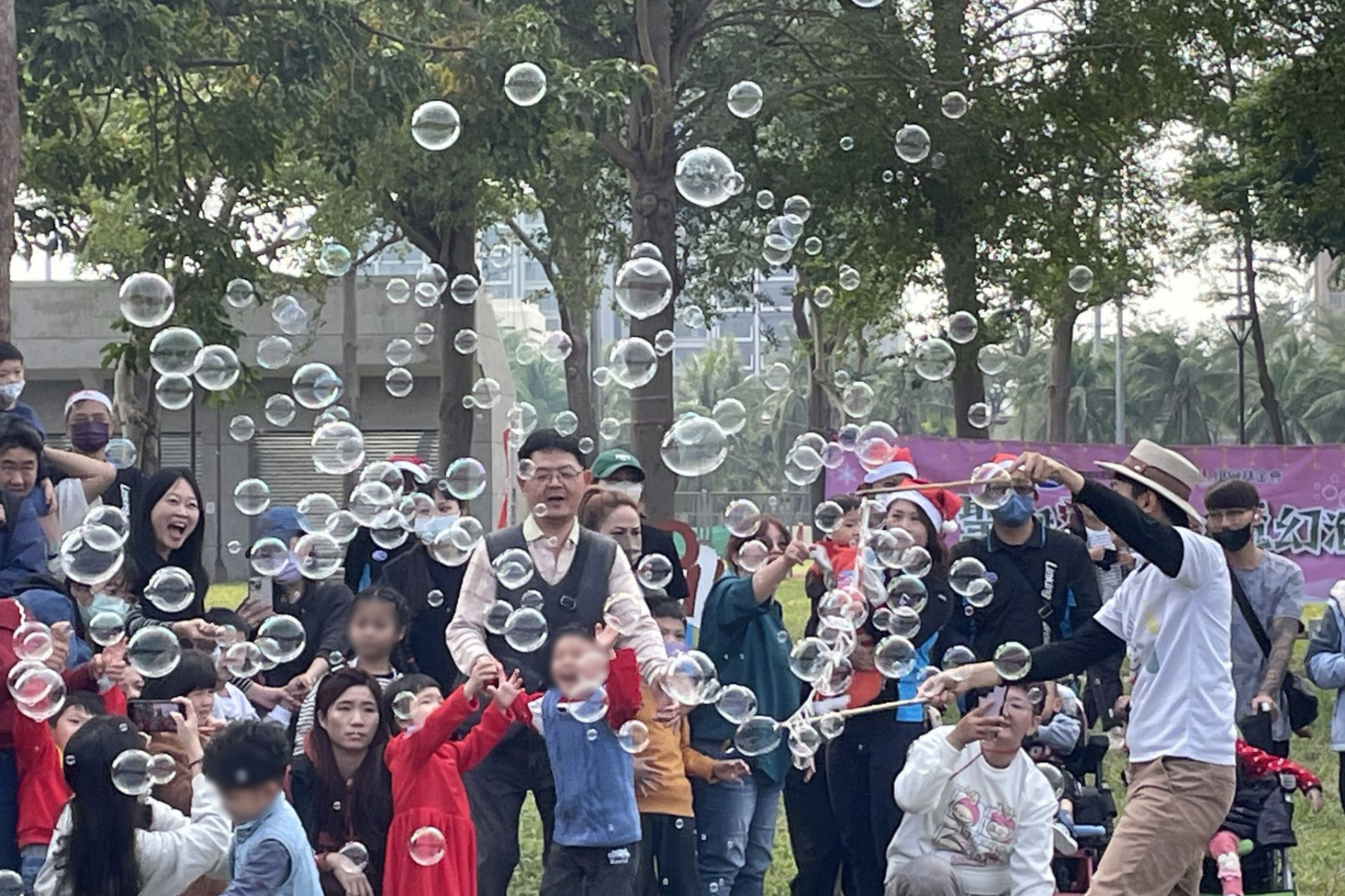 泡泡達人創造夢幻泡泡，慢飛天使看得目不轉盯