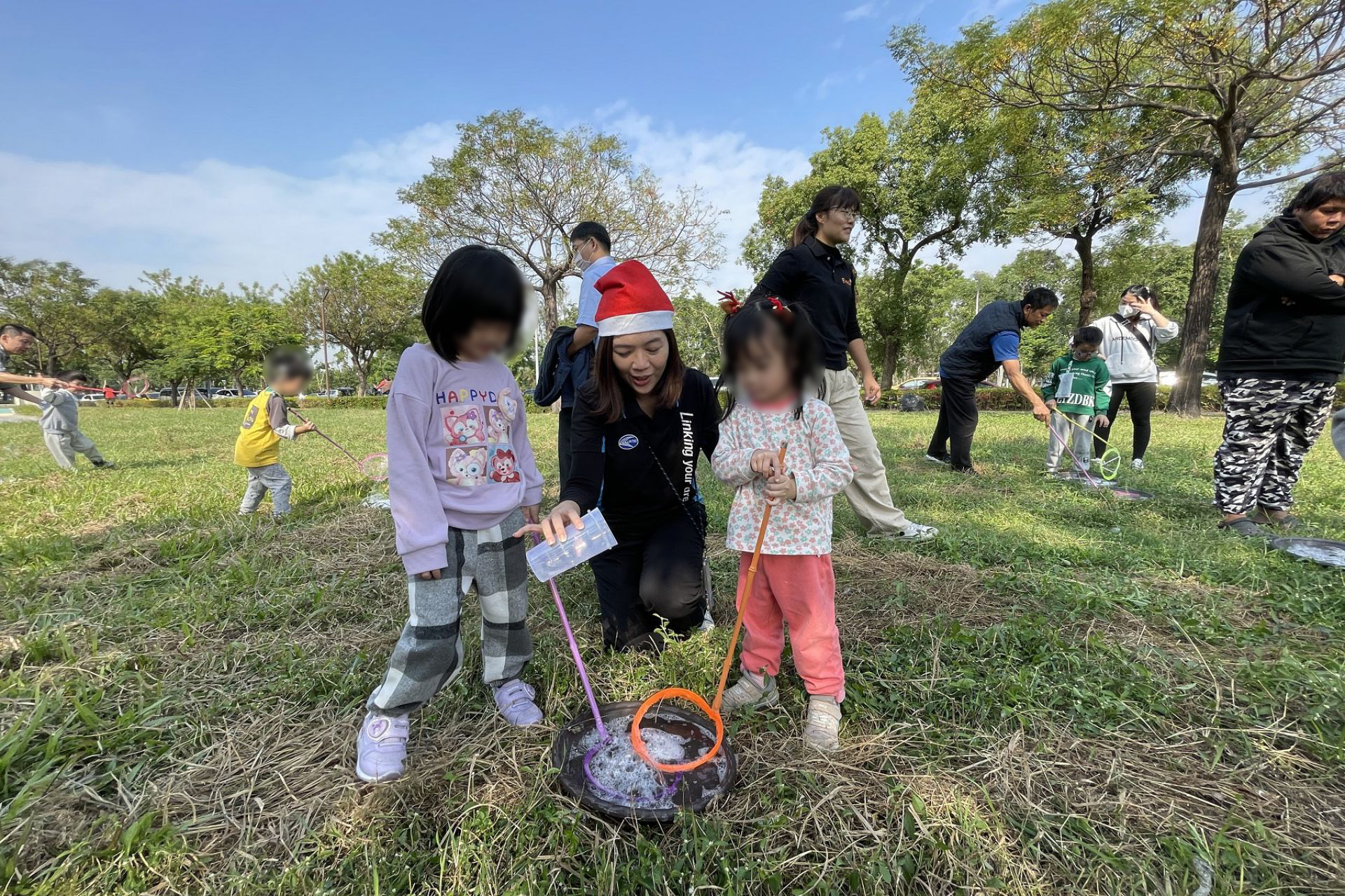企業志工一起協助慢飛天使玩泡泡