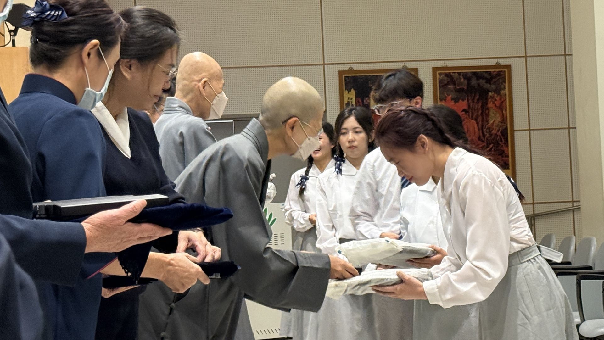 傳播學系授袍典禮，17位同學分別到八家機構實習。