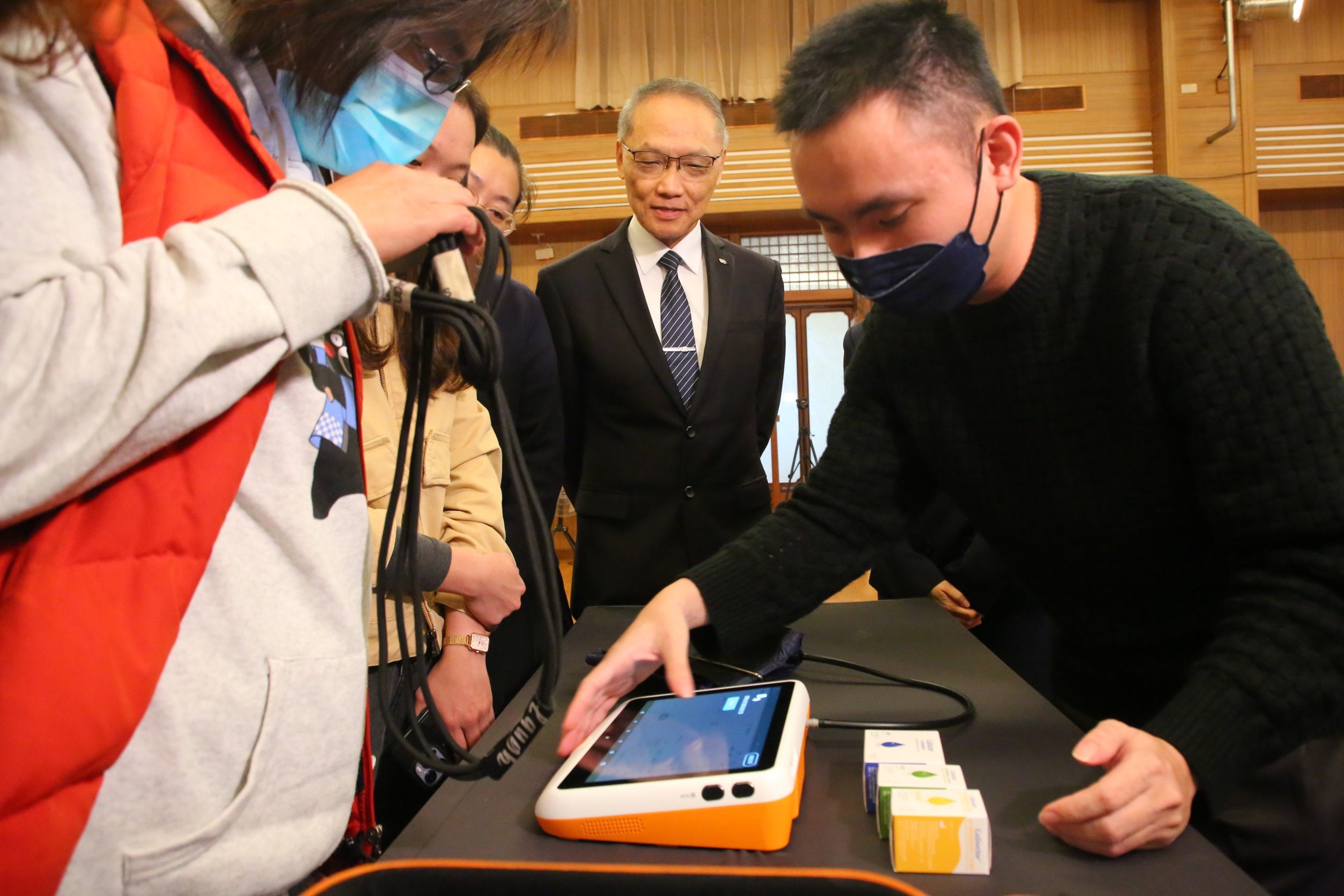 捐贈儀式後，由鴻海集團人員指導衛生所人員進行操作。