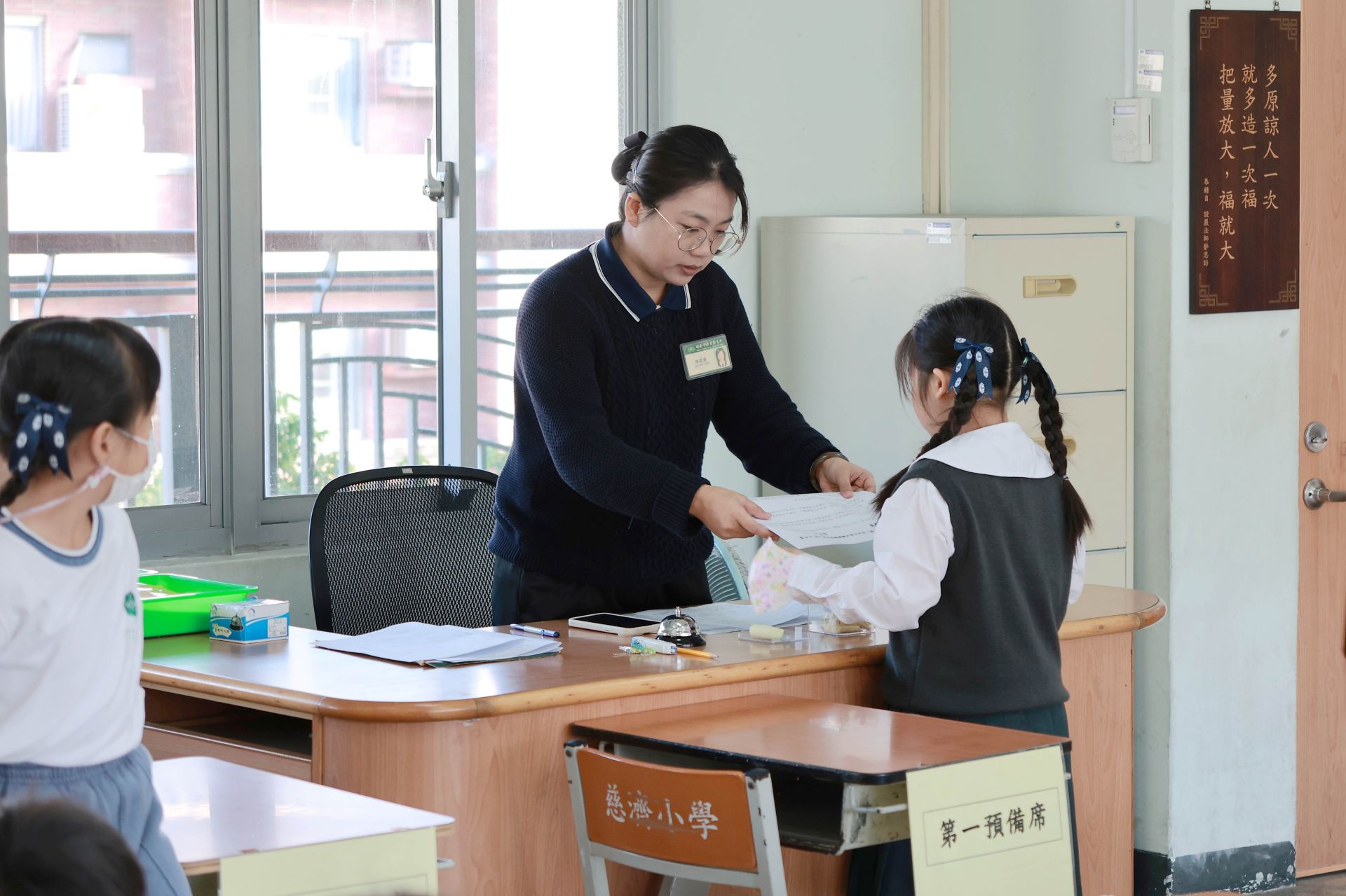 師生恭敬傳遞文稿，品德教育真正落實在生活中。