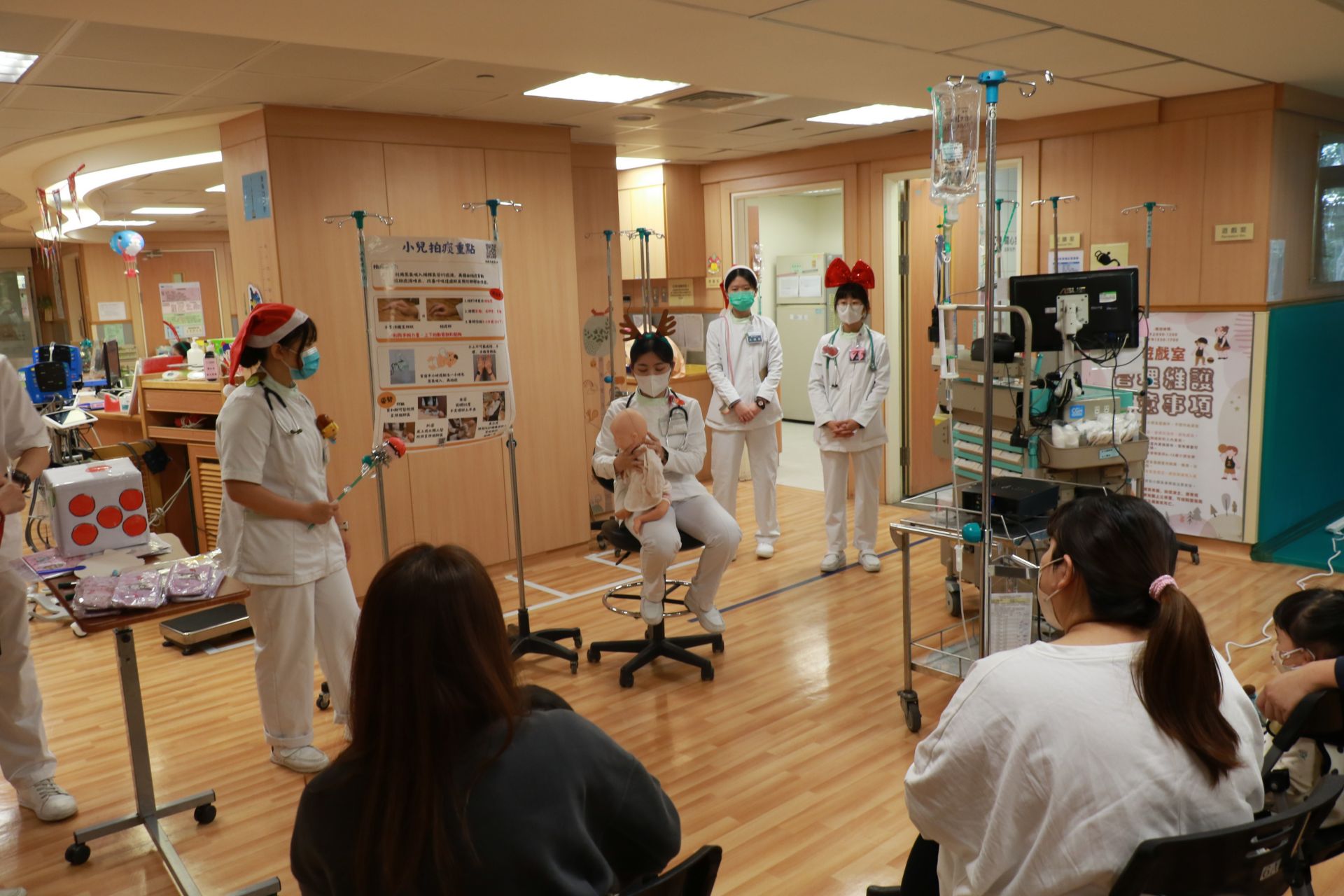 慈濟大學護理實習生講解兒童拍痰技巧。