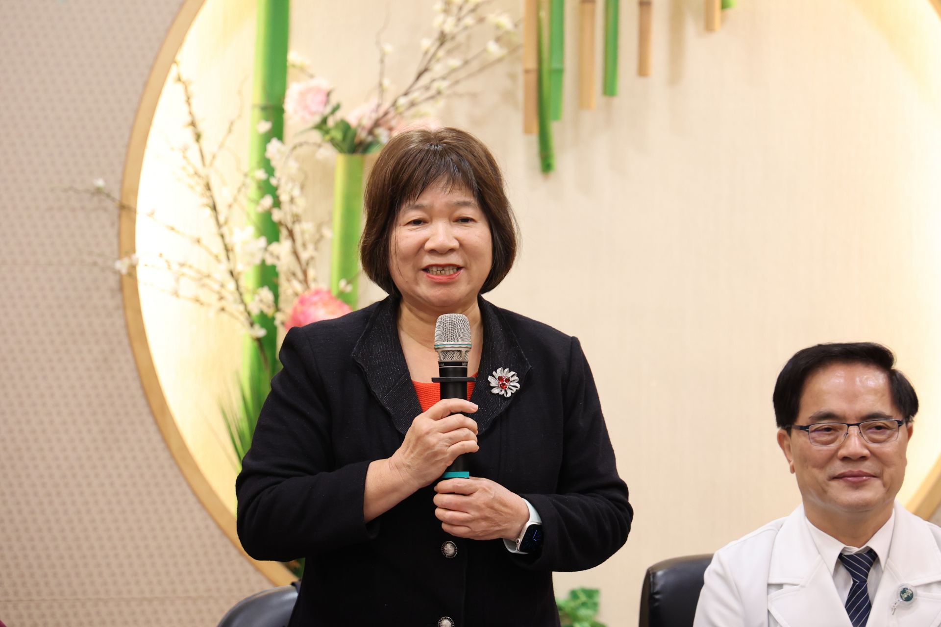帶領臺灣各地25個護理師護士公會團隊來觀摩的護理公會全聯會理事長紀淑靜(左)，特別讚揚了花蓮慈院在多次災難應對中的卓越表現。