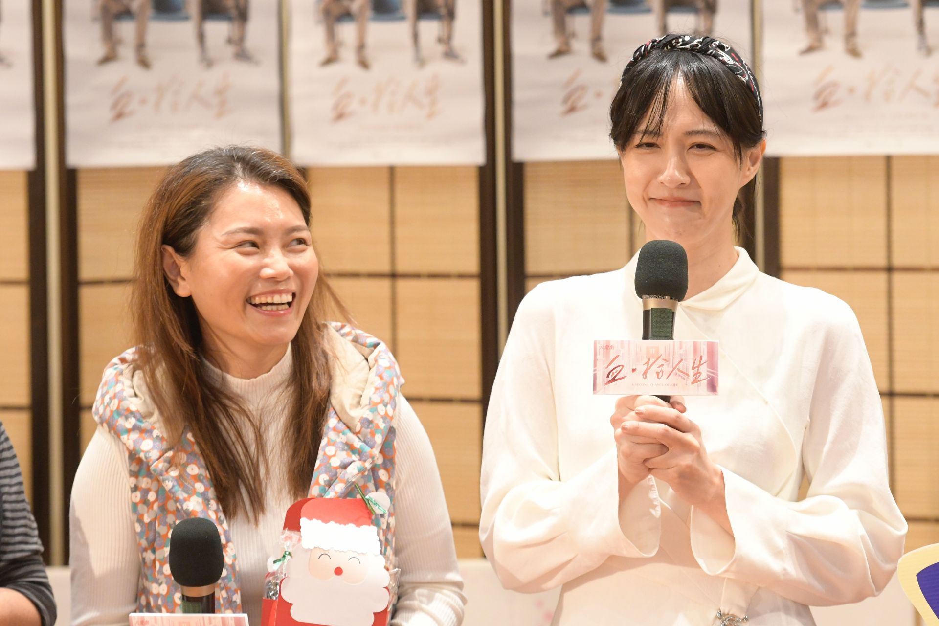 魏蔓(右)與原型角色「李亞倪」同臺宣傳《血‧拾人生》