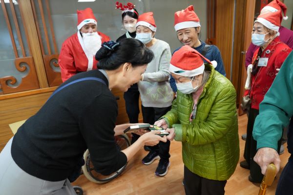 同心圓日照中心的長者們在25日化身耶誕老人，送上親手做的藥草足浴包，體貼各單位平常照顧他們的辛勞。