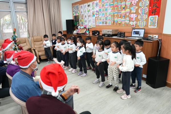 大愛幼兒園的小朋友們和日間照顧中心的長者們在報佳音快閃活動中，老幼共學共度溫馨佳節。