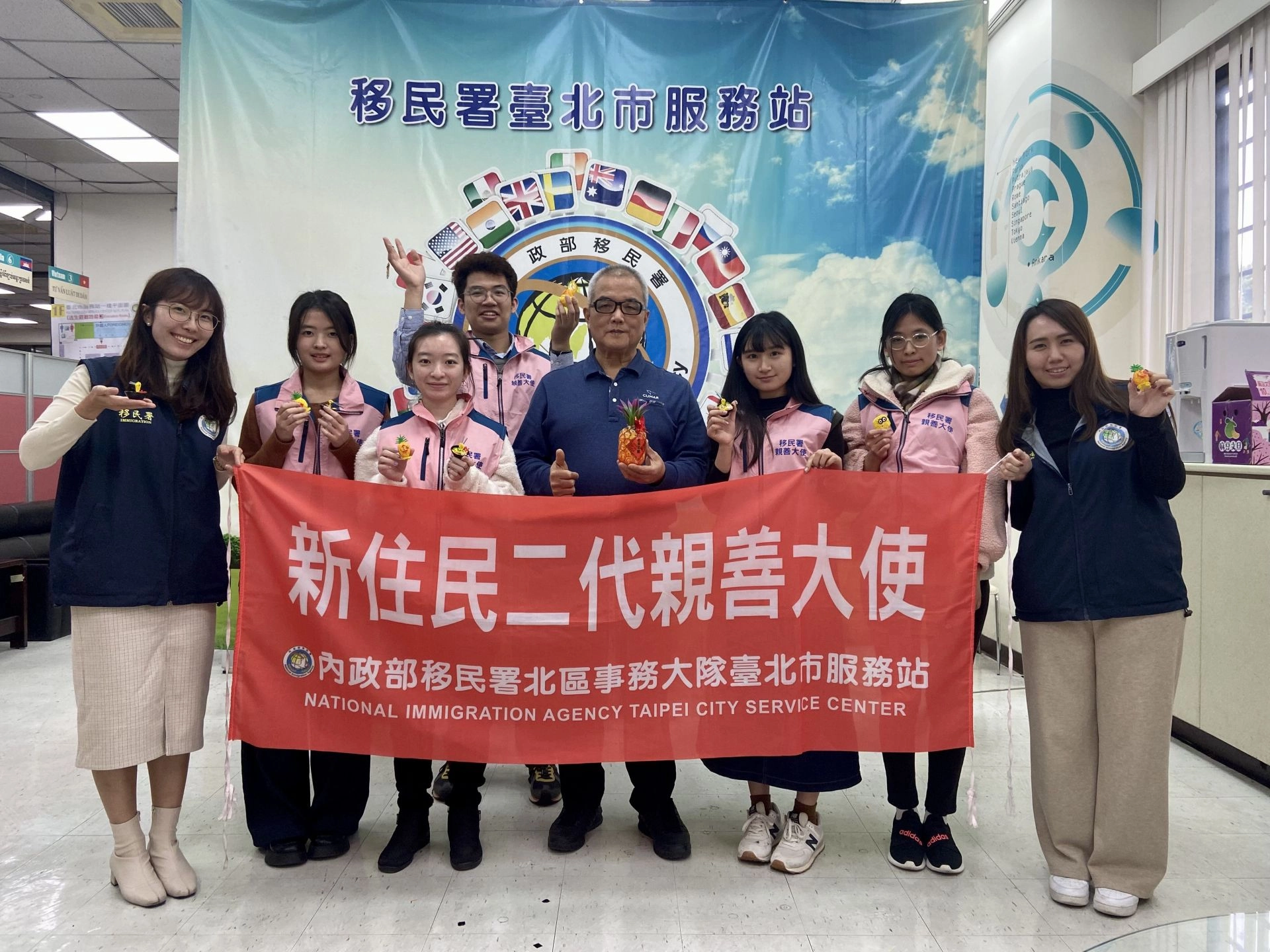 臺北市服務站辦理「新住民二代親善大使」培訓課程製作3D列印鳳梨擺飾，增添年節喜氣。