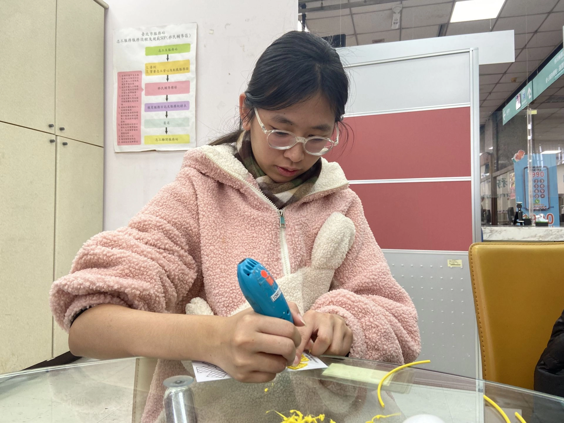 瑾慧第一次接觸製作3D列印鳳梨擺飾並分享過年習俗。