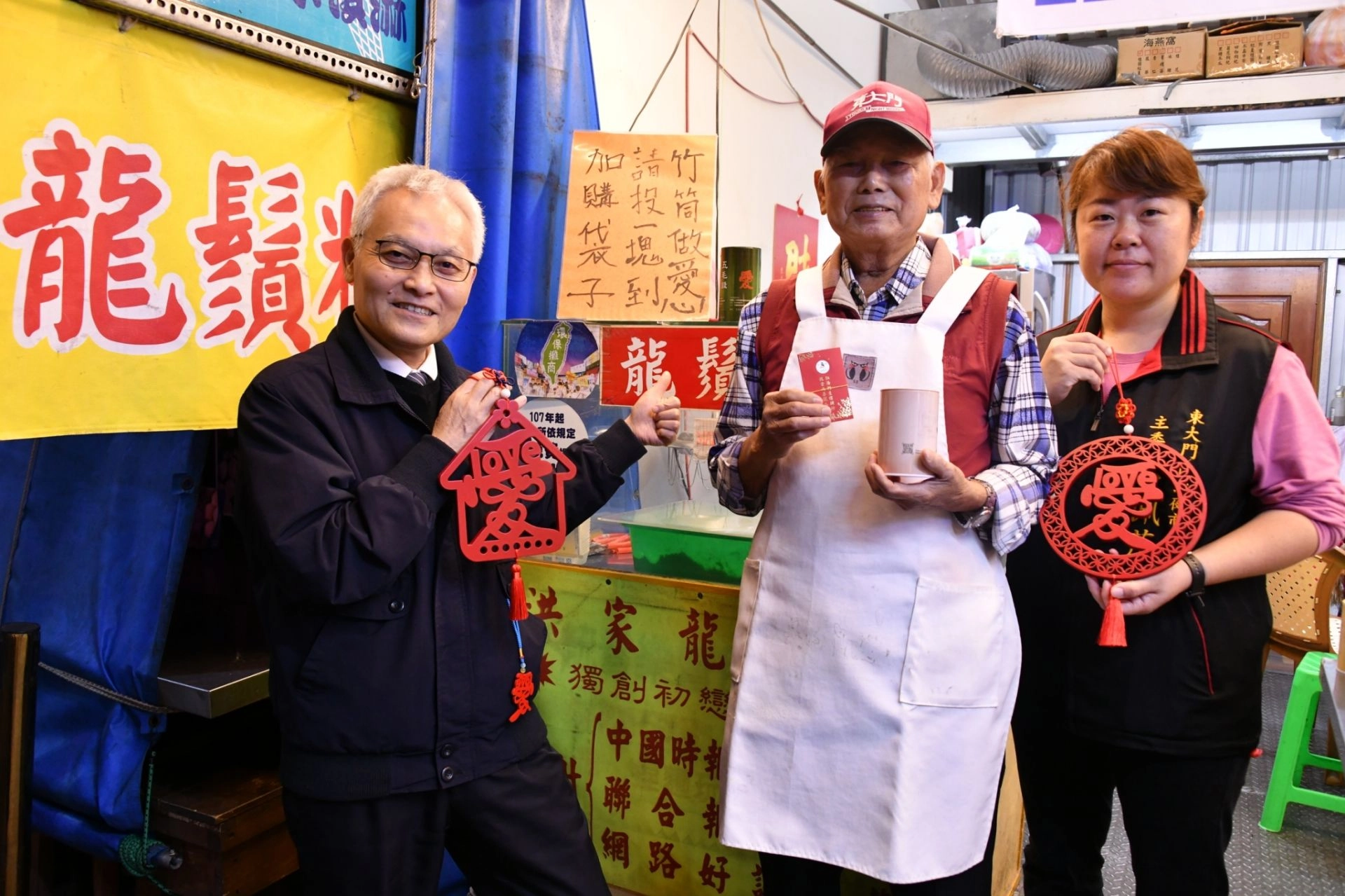 東大門夜市愛心店家響應減塑政策，不主動提供塑膠袋，顧客需要購買時他們就請顧客投零錢到竹筒。