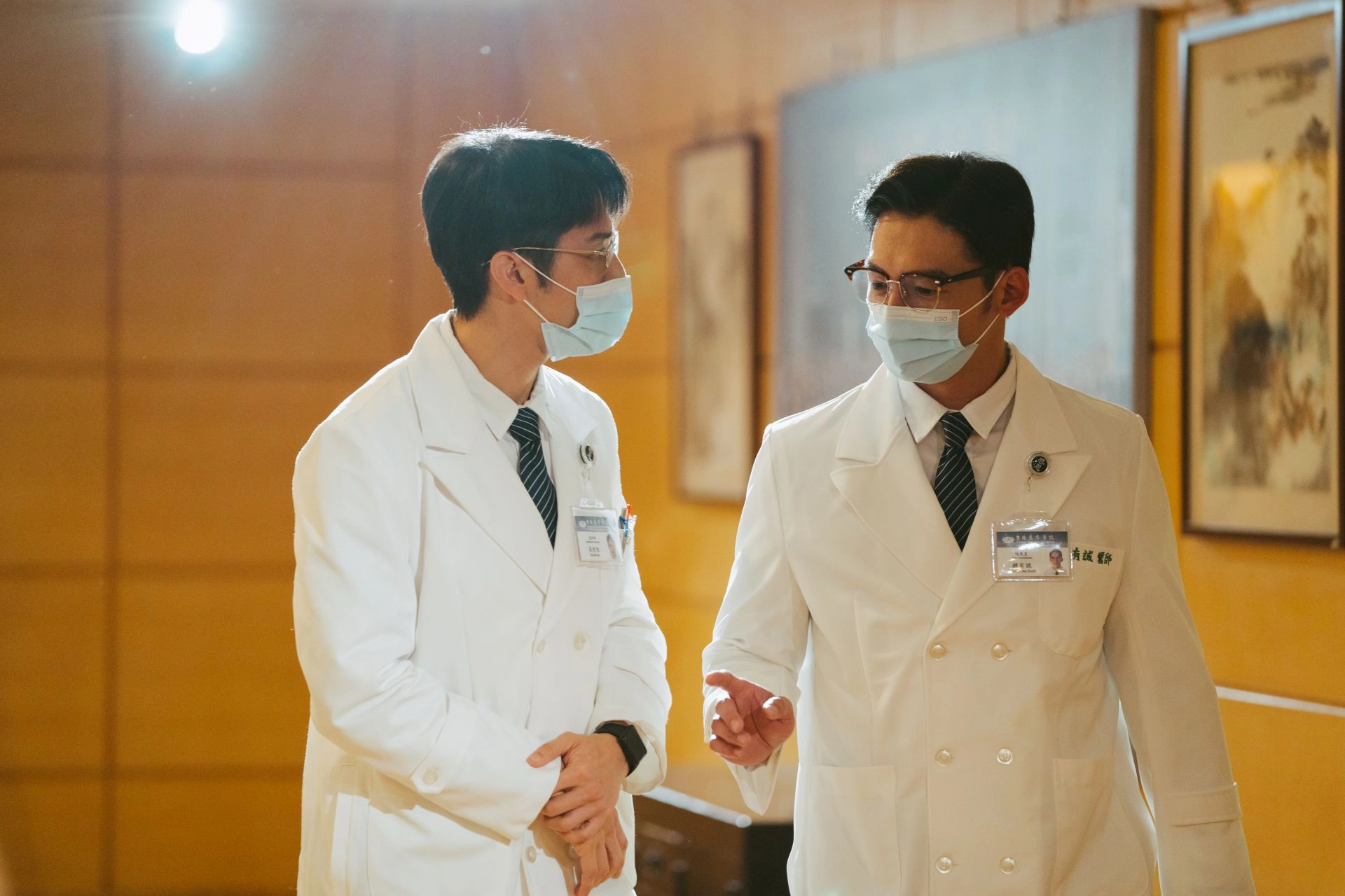 大愛劇《打怪任務》胡宇威(左)與温昇豪(右)演出醫生與院長立場各有不同