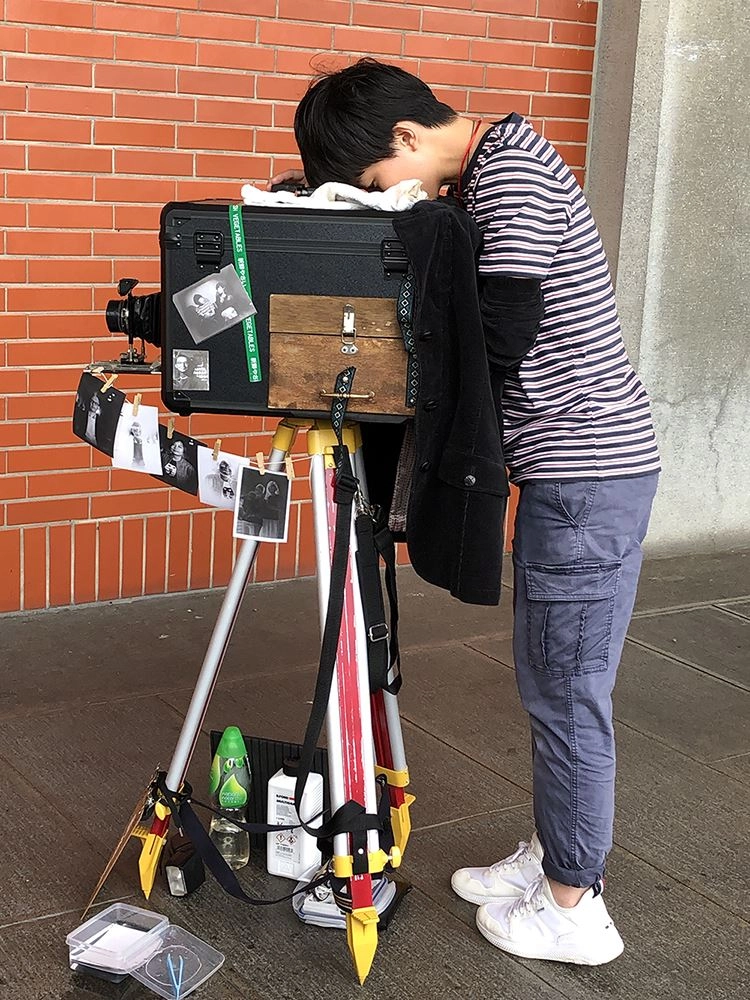 藝術家陳姿華操作箱型相機過程