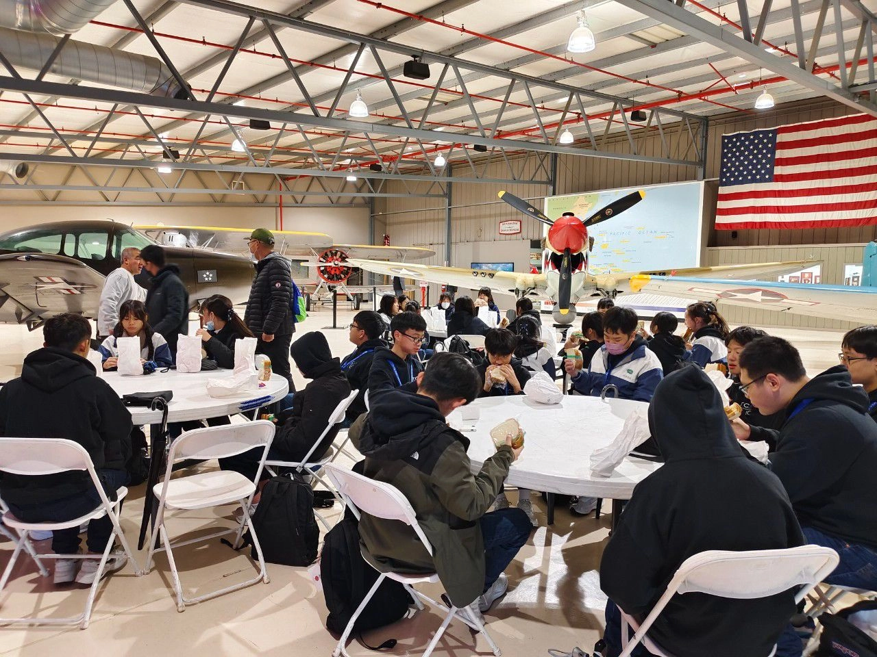 孩子們於航空博物館內停機坪用餐，特別的體驗。