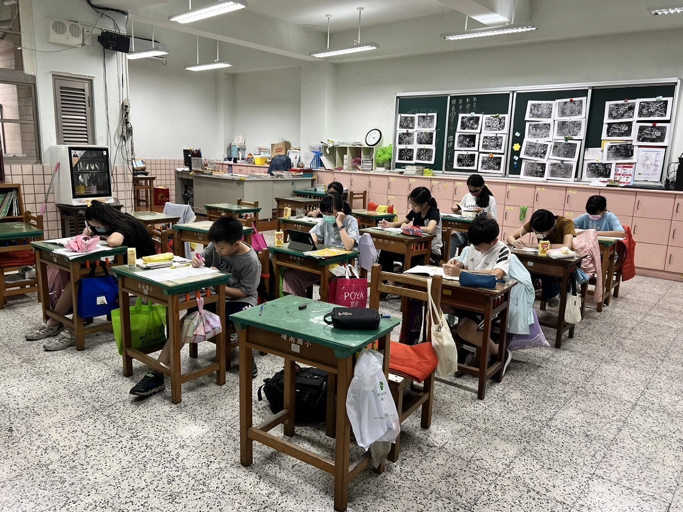 基隆市堵南國小學生專注回家作業寫作