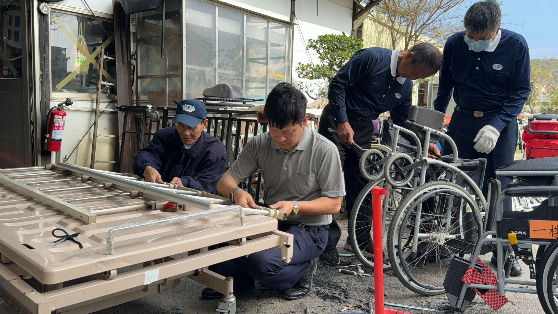 方奇輝擁有電子方面的專長，對於病床遙控器或相關電子器材都難不倒他。