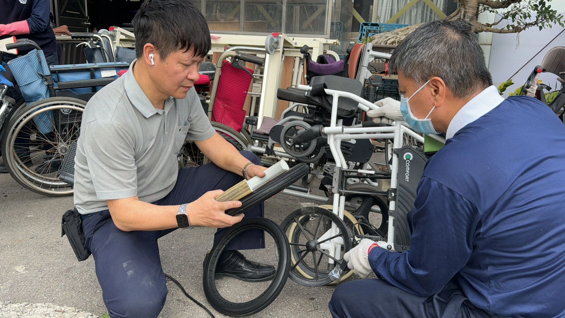 方奇輝維修故障輪椅更換輪胎與煞車測試組裝。