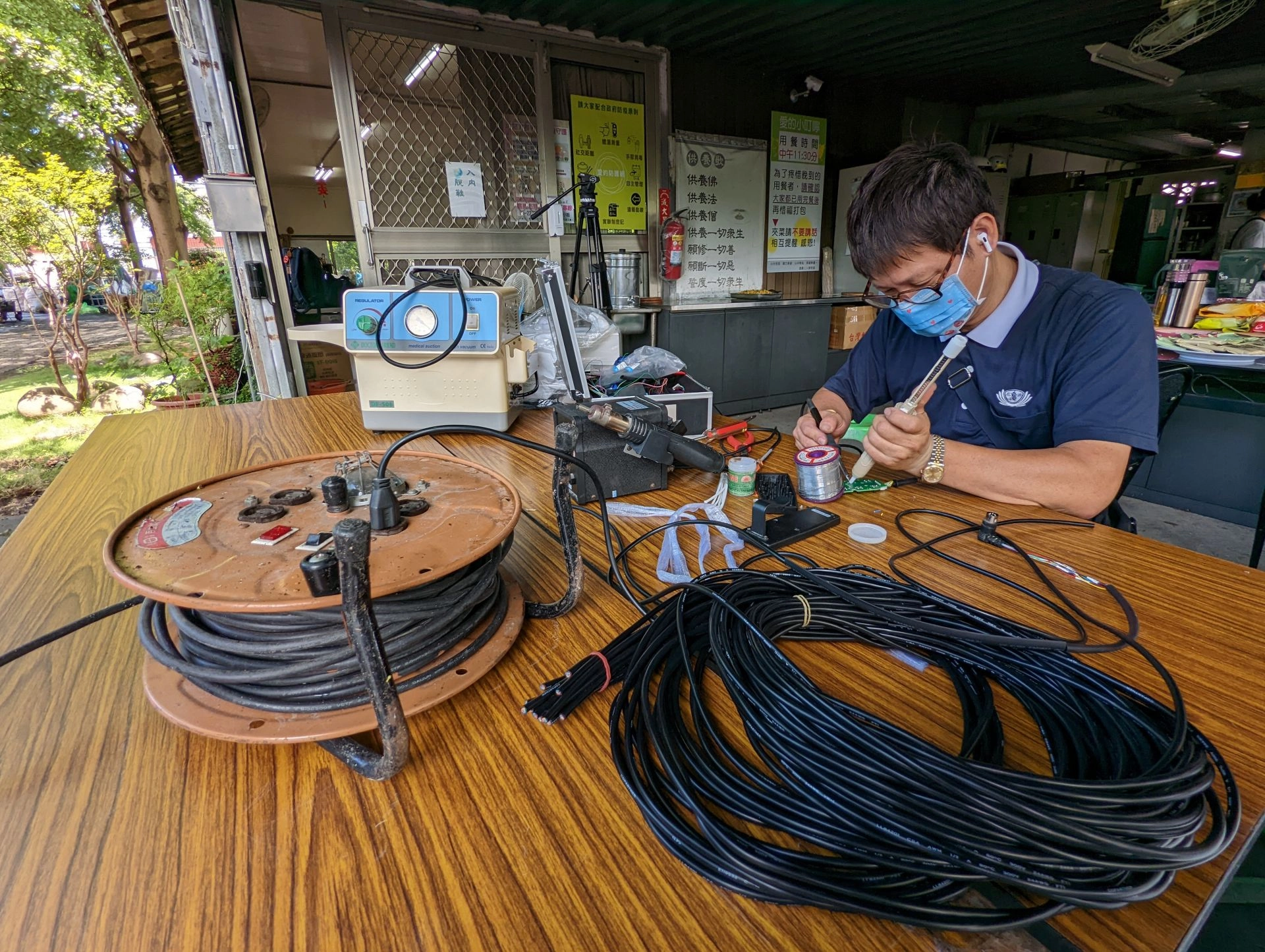 方奇輝擁有電子方面的專長，對於病床遙控器或相關電子器材都難不倒他。