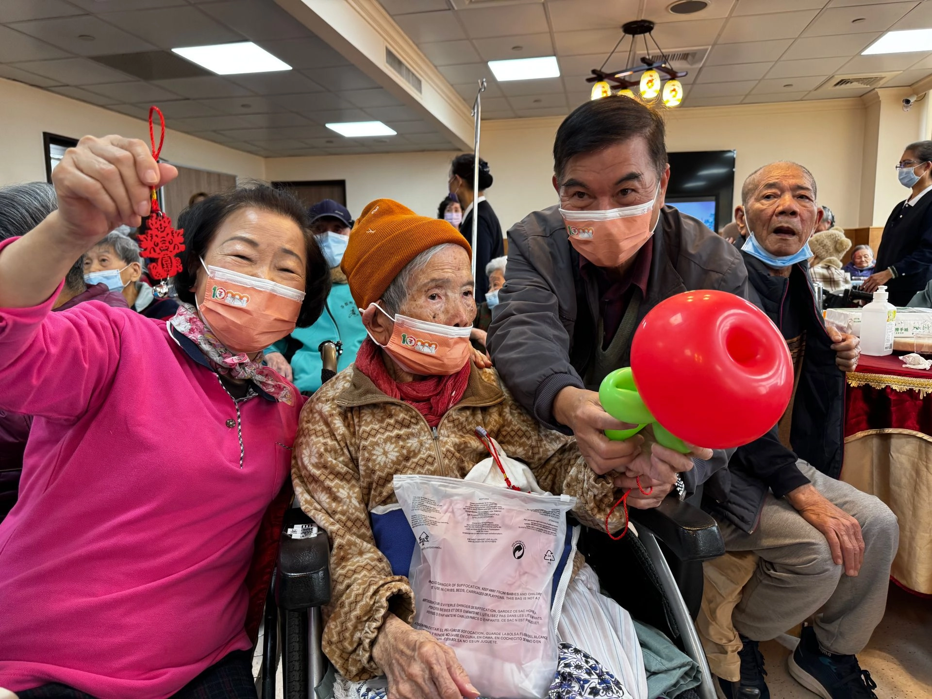 高齡96歲的住民鑾姓阿嬤在女兒及女婿的陪伴下歡喜吃團圓飯