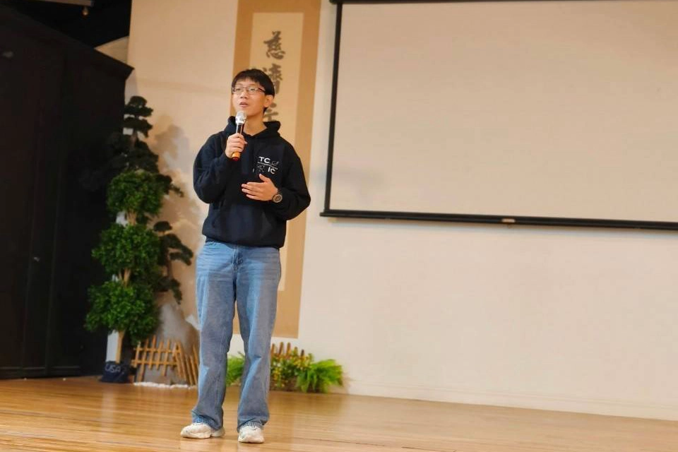 張宏澤同學分享，他在南山中學觀察到臺美之間的教育差異。_0