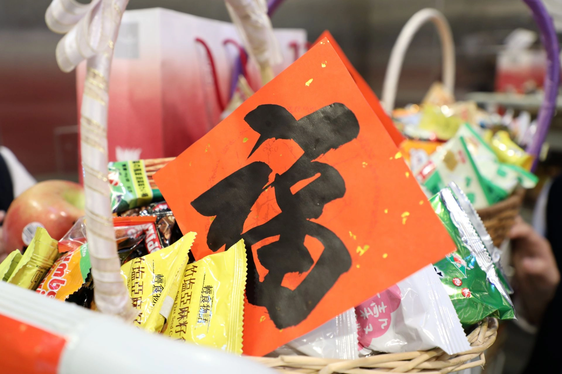 花蓮慈院林欣榮院長與護理部鍾惠君主任為春節值班的同仁送上新年祝福。(資料照片)