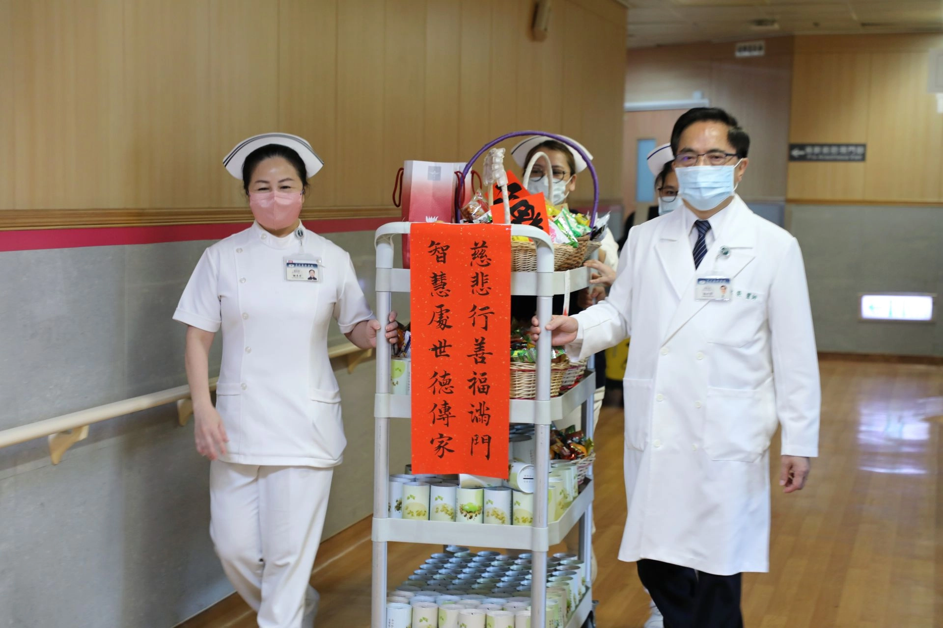 花蓮慈院林欣榮院長與護理部鍾惠君主任為春節值班的同仁送上新年祝福。(資料照片)