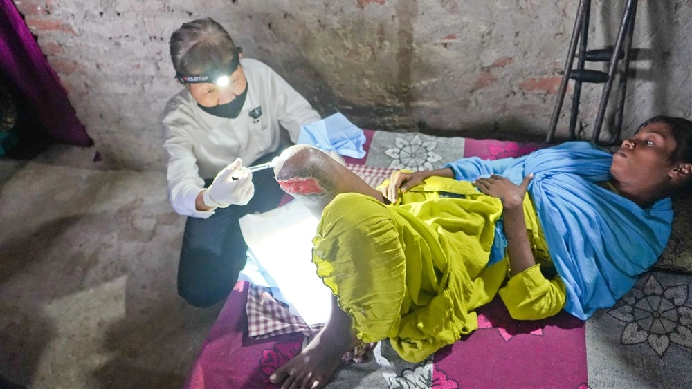 十二月四日章愛玉護理師來到恆河比哈村，為特麗截肢的傷口換藥。