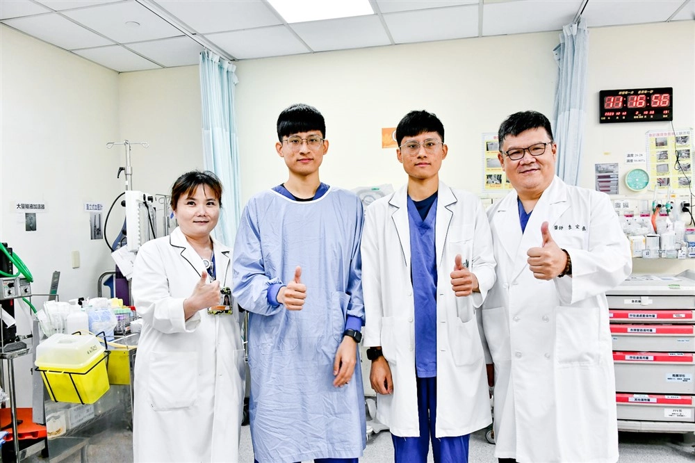 大林慈濟醫院急診部長李宜恭（右一）與急診室護理長李荔芳（左一）為林承睿（左二）、林承濬（右二）雙胞胎兄弟熱血急救的表現按讚。