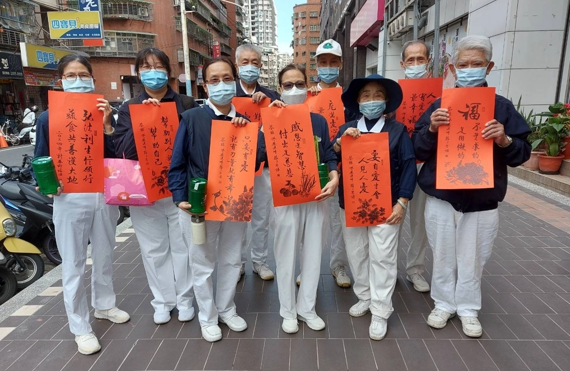 新北市板橋區後埔的志工十人，帶著靜思語春聯和愛心竹筒，沿街向店家送祝福，以及募善心放置愛心竹筒。