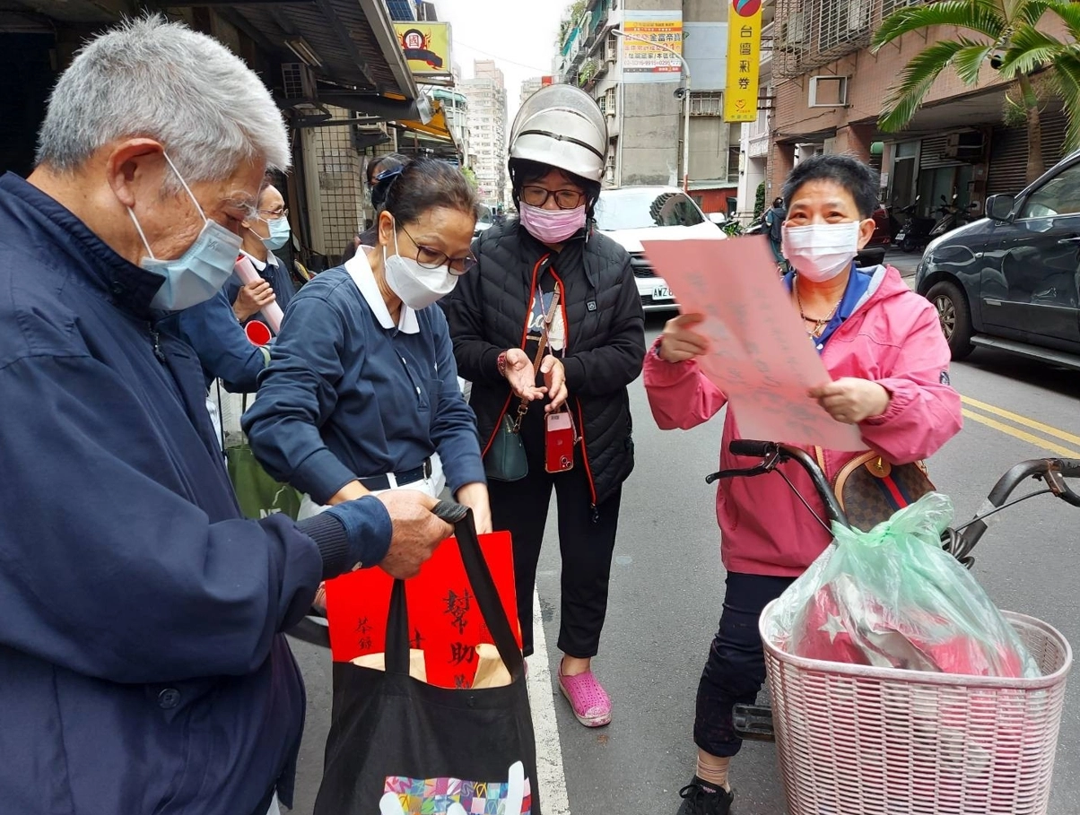 社區民眾向慈濟志工索取靜思語春聯，一起傳遞祝福好話。