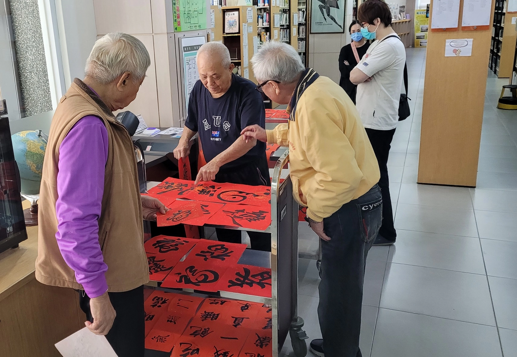潘民南老師以及黃連興老師書寫龍年特色斗方贈與社區民眾。