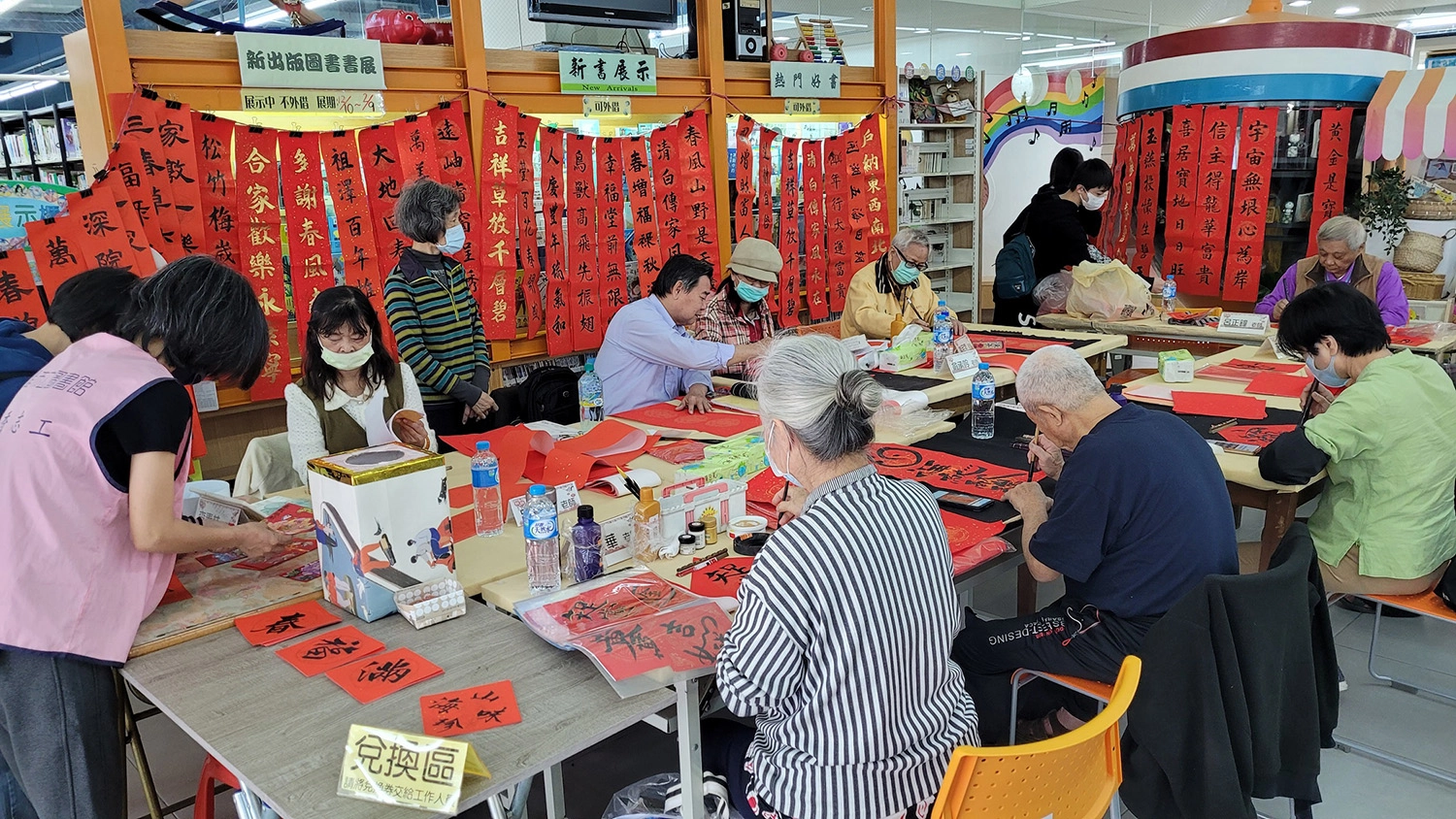 由呂正鐘理事長領銜楠橋書畫會的多位書法老師於現場進行揮毫。