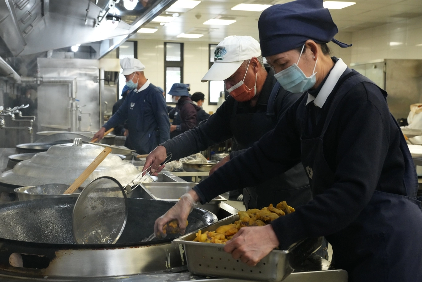 中午提供熱騰騰餐點及年糕，喝一碗熱騰騰的湯，暖心、暖胃感受年節溫馨樂鬧喜氣。