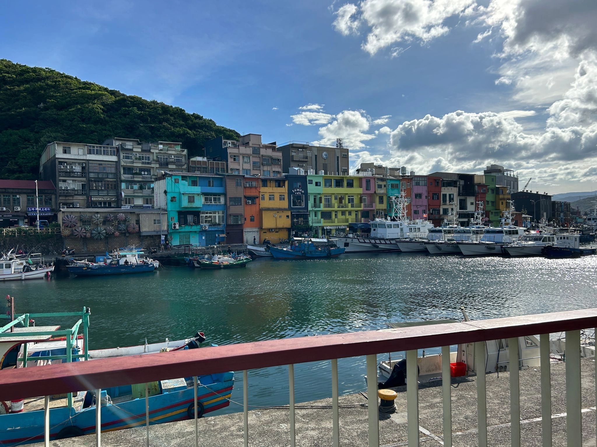 和平島商圈結合了正濱漁港及和平島公園周邊店家，獨特的海港城市魅力。