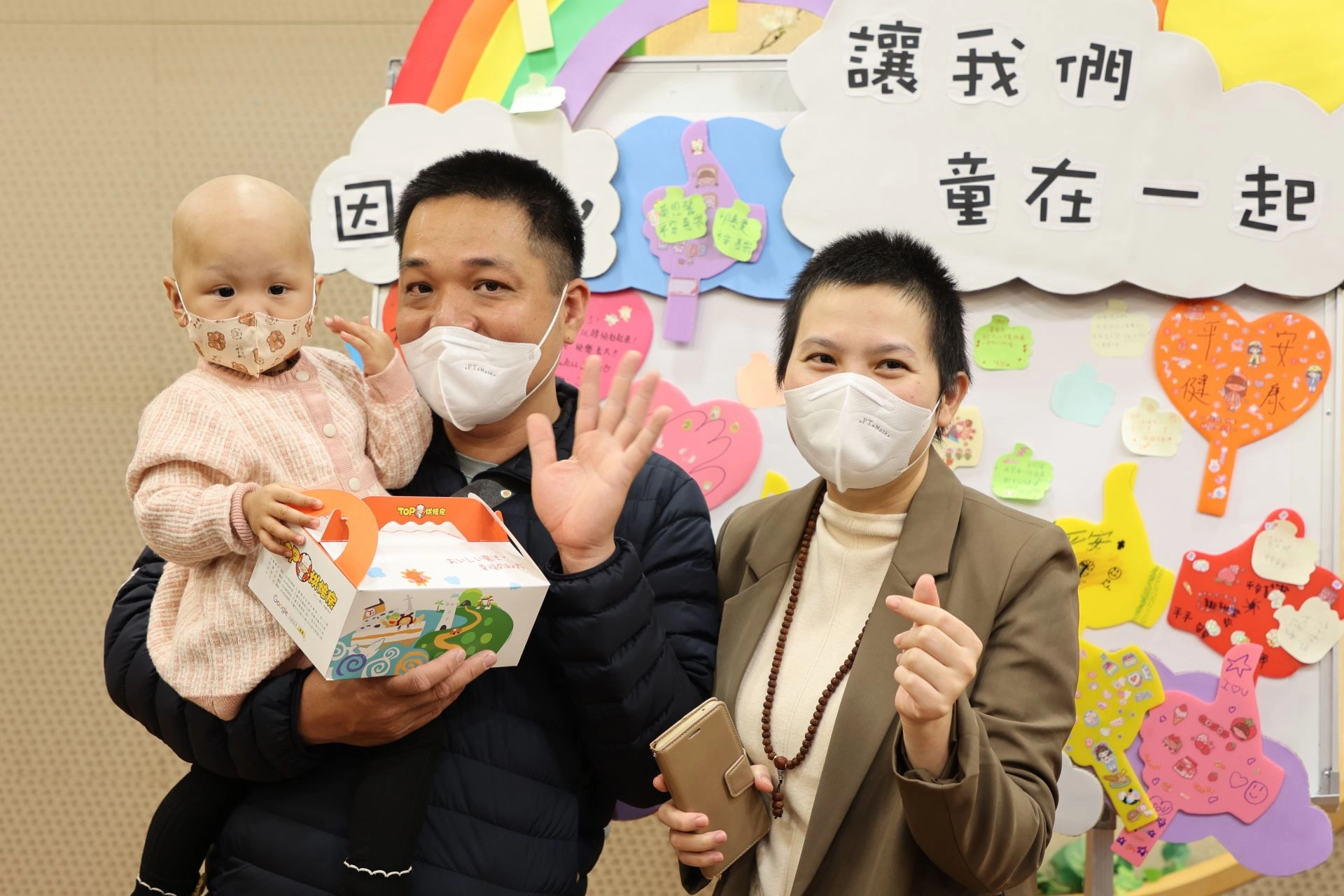 安蘇的母親張女士(右)感動表示，孩子在花蓮慈院治療期間，得到很多的關心與幫助，很感謝花蓮慈院醫療團隊的細心照護，此刻的她真的感到很幸福。