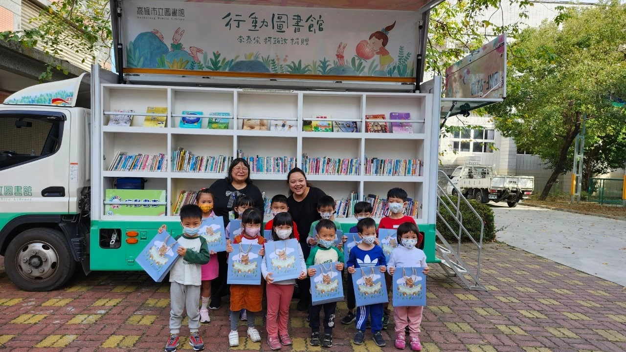 要讓路給小鴨哦！行動書車前進非營利幼兒園 