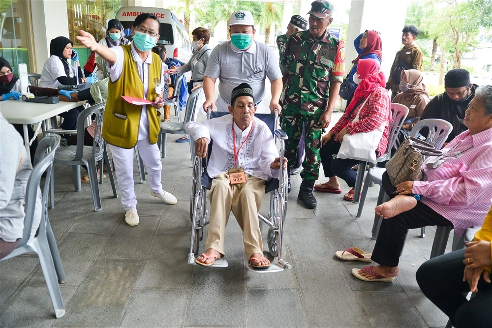 慈濟印尼分會十二月一日至二日在楠榜布迪梅迪嘉醫院舉辦義診，為白內障、兔唇、疝氣、翼狀胬肉、顎裂等病人提供小型手術治療。