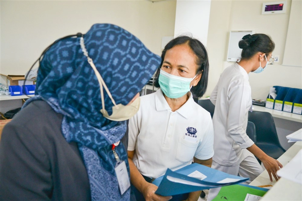 印尼慈濟人醫會阿德護理師在義診現場服務。