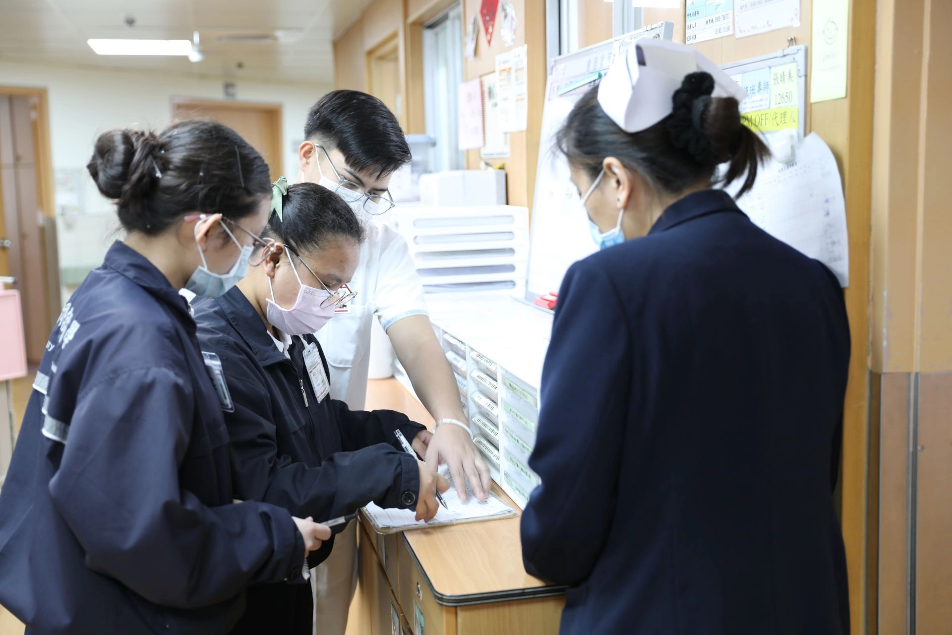 在花蓮慈濟醫院，長照科學生學習記錄照護工作事項。
