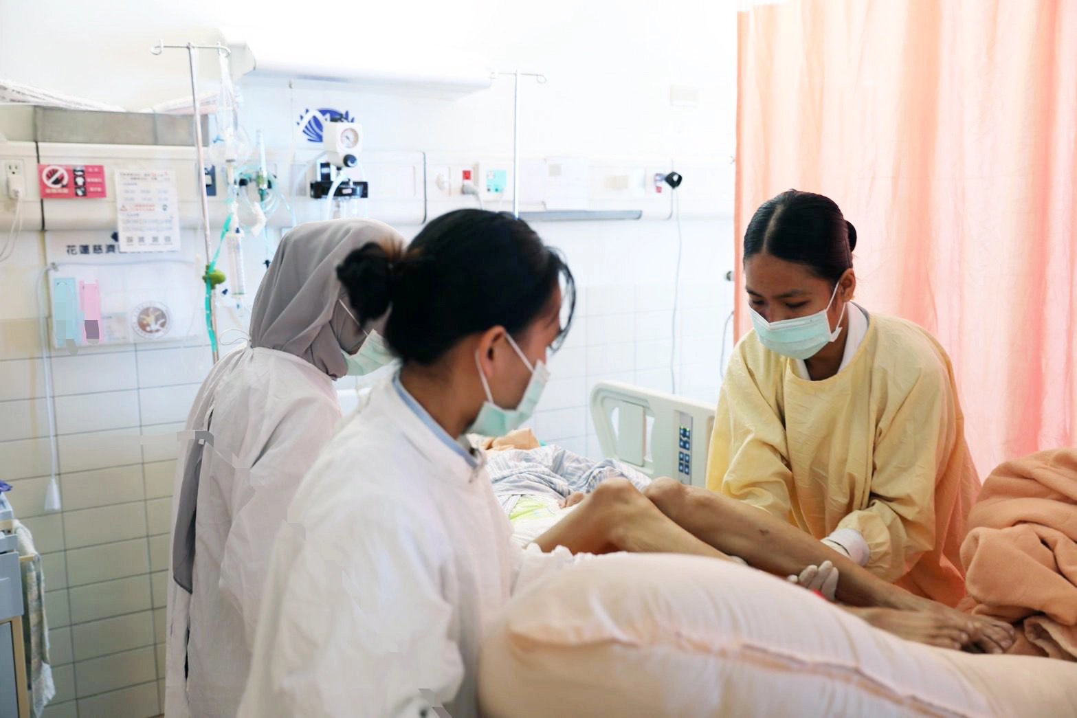 長期照護科學生在畢業學姊協助下，幫花蓮慈濟醫院病人翻身。