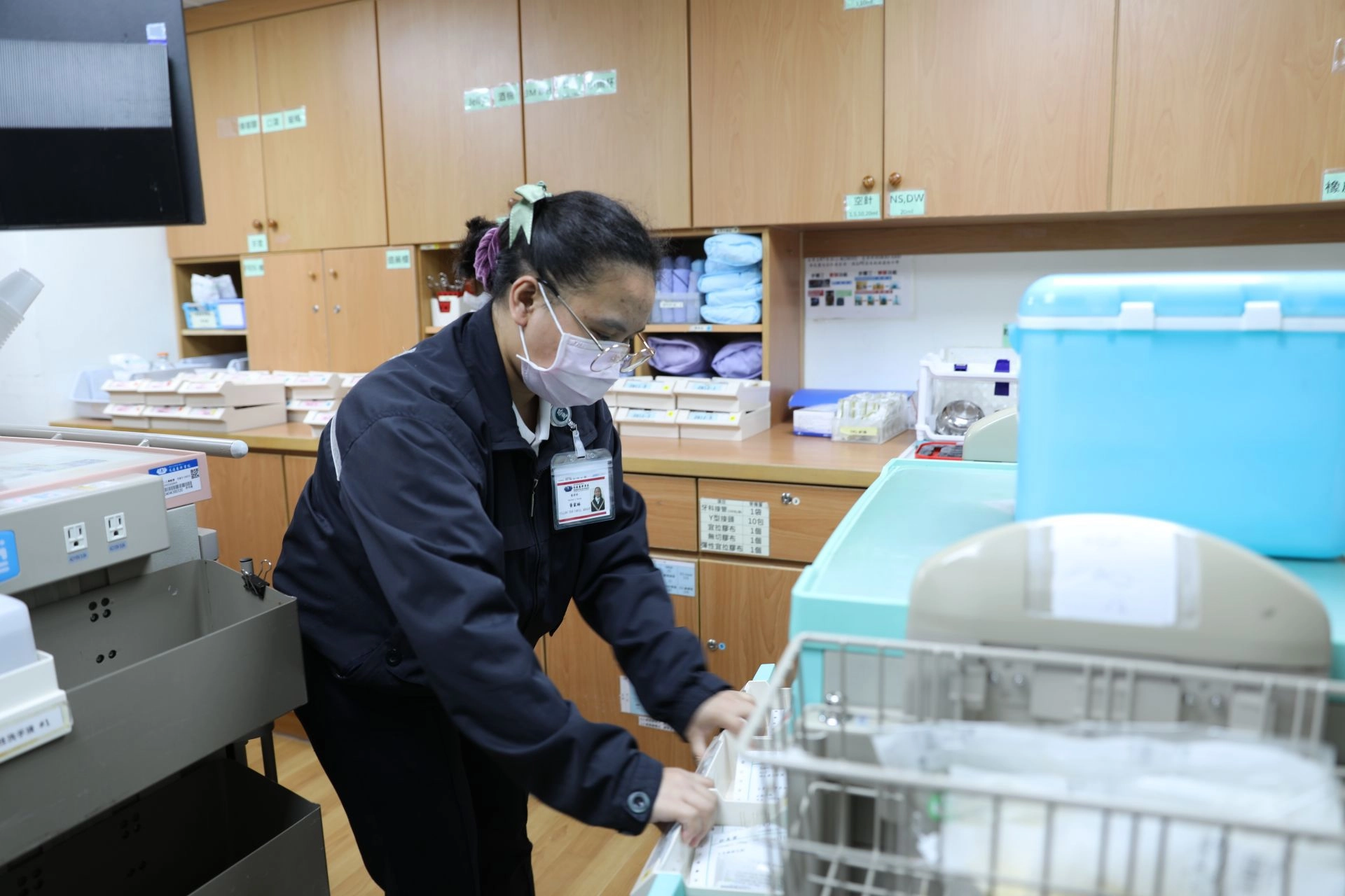 長照科學生在花蓮慈濟醫院學習清點工作車物品。