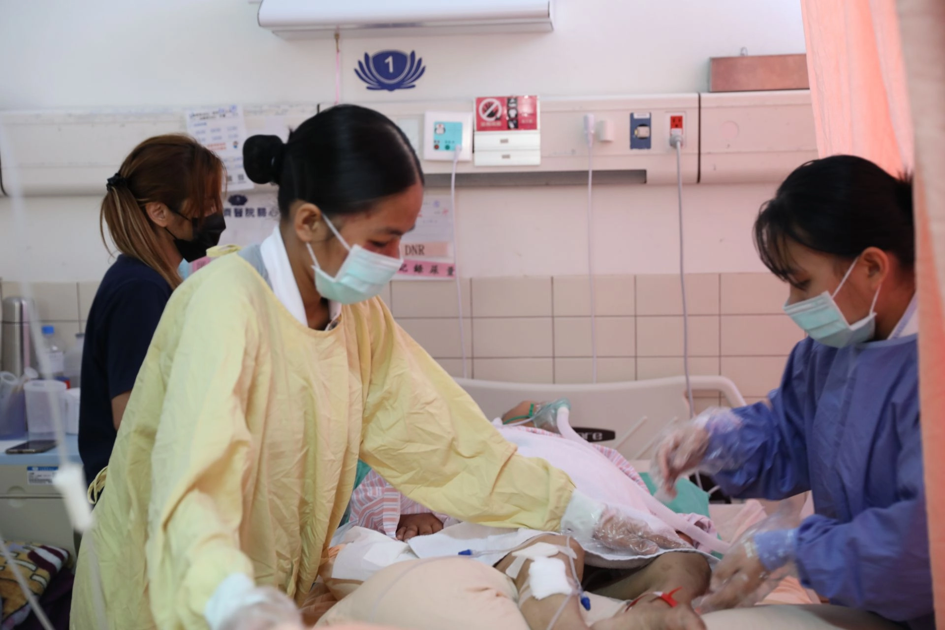 長照科學生在畢業學姊協助下，共同完成病人身體清潔。