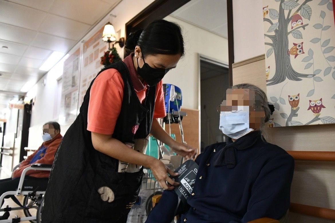 畢業校友在大林慈濟住宿長照機構擔任照服員，每天早上都幫住民量血壓，同時一邊學習台語。