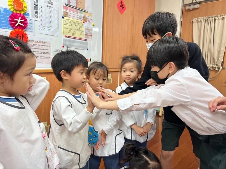 透過全校一起參與慈悲挑戰行動營造友善校園。