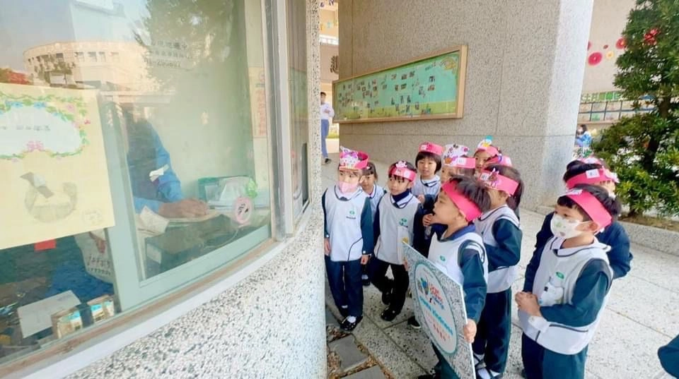 幼兒園孩子跟師伯拜年送祝福、推茹素愛地球。